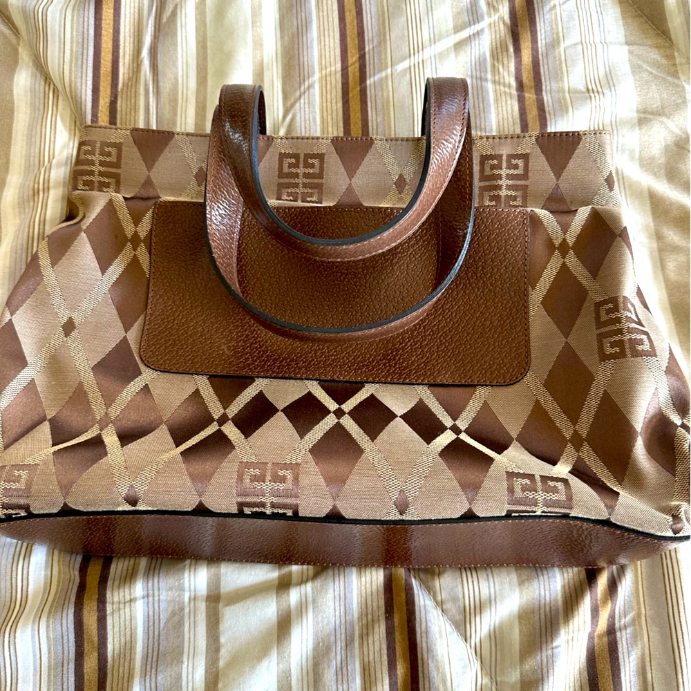 Beautiful Givenchy 4G handbag. Very clean inside and outside. Almost look new!